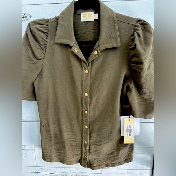 Nation Ltd. Cotton snap front top. NWT. Size S. - Picture 1 of 5